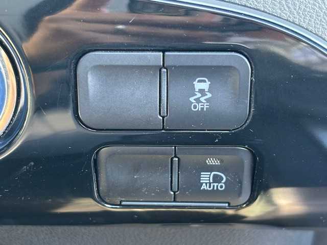 トヨタ プリウス S 宮城県 2019(令1)年 5.5万km シルバーM 登録時走行距離５４４８９ｋｍ/衝突被害軽減システム/バックカメラ/レーダークルーズコントロール/LEDオートライト/15インチアルミホイール/ドライブレコーダー/コーナーセンサー/ステアリングスイッチ/電動格納ウィンカーミラー/フォグランプ/純正フロアマット/スマートキー/ETC/レーンキープアシスト/パーキングアシスト/オートマッチクハイビーム/デジタルインナーミラー/横滑り防止装置/盗難防止装置/ABS/プリクラッシュセーフティー/クリアランスソナー/純正フロアマット/プッシュスタート/純正SDフルセグナビ/Bluetooth接続/SDサーバー/AM/FM/CD/DVD/Wミラー/ドアバイザー