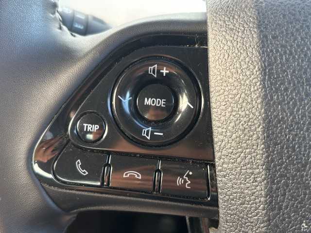 トヨタ プリウス S 宮城県 2019(令1)年 5.5万km シルバーM 登録時走行距離５４４８９ｋｍ/衝突被害軽減システム/バックカメラ/レーダークルーズコントロール/LEDオートライト/15インチアルミホイール/ドライブレコーダー/コーナーセンサー/ステアリングスイッチ/電動格納ウィンカーミラー/フォグランプ/純正フロアマット/スマートキー/ETC/レーンキープアシスト/パーキングアシスト/オートマッチクハイビーム/デジタルインナーミラー/横滑り防止装置/盗難防止装置/ABS/プリクラッシュセーフティー/クリアランスソナー/純正フロアマット/プッシュスタート/純正SDフルセグナビ/Bluetooth接続/SDサーバー/AM/FM/CD/DVD/Wミラー/ドアバイザー