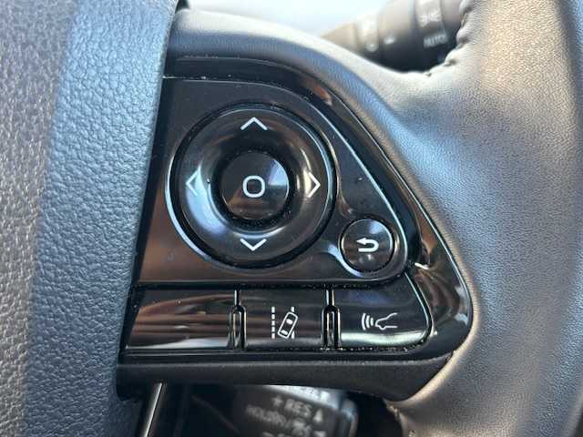 トヨタ プリウス S 宮城県 2019(令1)年 5.5万km シルバーM 登録時走行距離５４４８９ｋｍ/衝突被害軽減システム/バックカメラ/レーダークルーズコントロール/LEDオートライト/15インチアルミホイール/ドライブレコーダー/コーナーセンサー/ステアリングスイッチ/電動格納ウィンカーミラー/フォグランプ/純正フロアマット/スマートキー/ETC/レーンキープアシスト/パーキングアシスト/オートマッチクハイビーム/デジタルインナーミラー/横滑り防止装置/盗難防止装置/ABS/プリクラッシュセーフティー/クリアランスソナー/純正フロアマット/プッシュスタート/純正SDフルセグナビ/Bluetooth接続/SDサーバー/AM/FM/CD/DVD/Wミラー/ドアバイザー