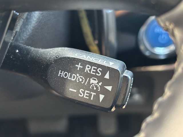 トヨタ プリウス S 宮城県 2019(令1)年 5.5万km シルバーM 登録時走行距離５４４８９ｋｍ/衝突被害軽減システム/バックカメラ/レーダークルーズコントロール/LEDオートライト/15インチアルミホイール/ドライブレコーダー/コーナーセンサー/ステアリングスイッチ/電動格納ウィンカーミラー/フォグランプ/純正フロアマット/スマートキー/ETC/レーンキープアシスト/パーキングアシスト/オートマッチクハイビーム/デジタルインナーミラー/横滑り防止装置/盗難防止装置/ABS/プリクラッシュセーフティー/クリアランスソナー/純正フロアマット/プッシュスタート/純正SDフルセグナビ/Bluetooth接続/SDサーバー/AM/FM/CD/DVD/Wミラー/ドアバイザー