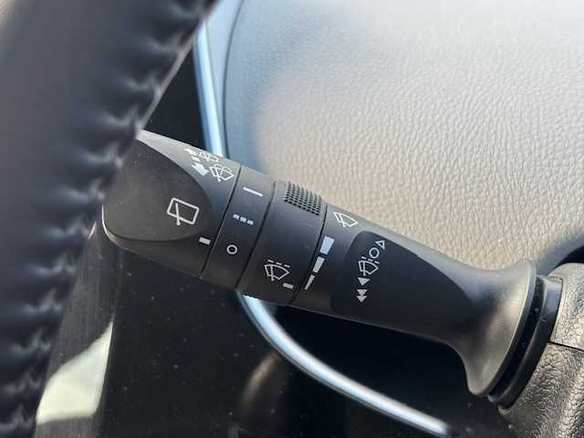 トヨタ プリウス S 宮城県 2019(令1)年 5.5万km シルバーM 登録時走行距離５４４８９ｋｍ/衝突被害軽減システム/バックカメラ/レーダークルーズコントロール/LEDオートライト/15インチアルミホイール/ドライブレコーダー/コーナーセンサー/ステアリングスイッチ/電動格納ウィンカーミラー/フォグランプ/純正フロアマット/スマートキー/ETC/レーンキープアシスト/パーキングアシスト/オートマッチクハイビーム/デジタルインナーミラー/横滑り防止装置/盗難防止装置/ABS/プリクラッシュセーフティー/クリアランスソナー/純正フロアマット/プッシュスタート/純正SDフルセグナビ/Bluetooth接続/SDサーバー/AM/FM/CD/DVD/Wミラー/ドアバイザー