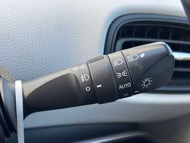 トヨタ プリウス S 宮城県 2019(令1)年 5.5万km シルバーM 登録時走行距離５４４８９ｋｍ/衝突被害軽減システム/バックカメラ/レーダークルーズコントロール/LEDオートライト/15インチアルミホイール/ドライブレコーダー/コーナーセンサー/ステアリングスイッチ/電動格納ウィンカーミラー/フォグランプ/純正フロアマット/スマートキー/ETC/レーンキープアシスト/パーキングアシスト/オートマッチクハイビーム/デジタルインナーミラー/横滑り防止装置/盗難防止装置/ABS/プリクラッシュセーフティー/クリアランスソナー/純正フロアマット/プッシュスタート/純正SDフルセグナビ/Bluetooth接続/SDサーバー/AM/FM/CD/DVD/Wミラー/ドアバイザー