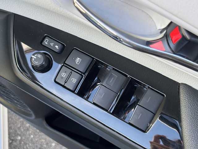 トヨタ プリウス S 宮城県 2019(令1)年 5.5万km シルバーM 登録時走行距離５４４８９ｋｍ/衝突被害軽減システム/バックカメラ/レーダークルーズコントロール/LEDオートライト/15インチアルミホイール/ドライブレコーダー/コーナーセンサー/ステアリングスイッチ/電動格納ウィンカーミラー/フォグランプ/純正フロアマット/スマートキー/ETC/レーンキープアシスト/パーキングアシスト/オートマッチクハイビーム/デジタルインナーミラー/横滑り防止装置/盗難防止装置/ABS/プリクラッシュセーフティー/クリアランスソナー/純正フロアマット/プッシュスタート/純正SDフルセグナビ/Bluetooth接続/SDサーバー/AM/FM/CD/DVD/Wミラー/ドアバイザー