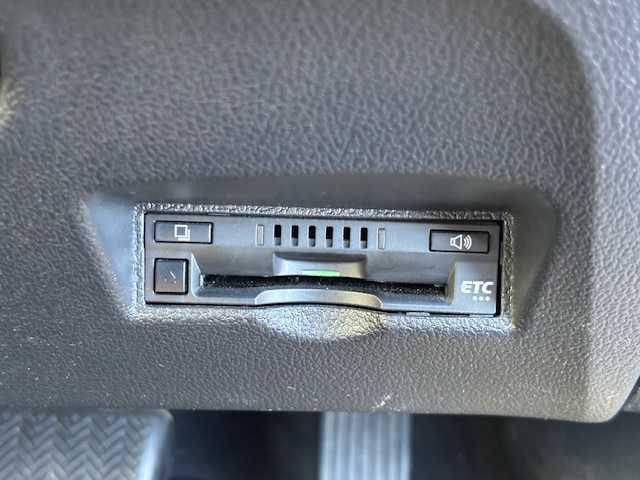 トヨタ プリウス S 宮城県 2019(令1)年 5.5万km シルバーM 登録時走行距離５４４８９ｋｍ/衝突被害軽減システム/バックカメラ/レーダークルーズコントロール/LEDオートライト/15インチアルミホイール/ドライブレコーダー/コーナーセンサー/ステアリングスイッチ/電動格納ウィンカーミラー/フォグランプ/純正フロアマット/スマートキー/ETC/レーンキープアシスト/パーキングアシスト/オートマッチクハイビーム/デジタルインナーミラー/横滑り防止装置/盗難防止装置/ABS/プリクラッシュセーフティー/クリアランスソナー/純正フロアマット/プッシュスタート/純正SDフルセグナビ/Bluetooth接続/SDサーバー/AM/FM/CD/DVD/Wミラー/ドアバイザー