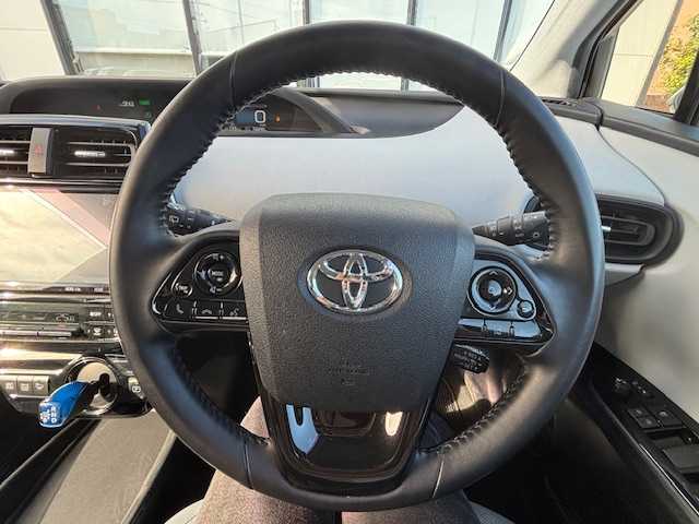 トヨタ プリウス S 宮城県 2019(令1)年 5.5万km シルバーM 登録時走行距離５４４８９ｋｍ/衝突被害軽減システム/バックカメラ/レーダークルーズコントロール/LEDオートライト/15インチアルミホイール/ドライブレコーダー/コーナーセンサー/ステアリングスイッチ/電動格納ウィンカーミラー/フォグランプ/純正フロアマット/スマートキー/ETC/レーンキープアシスト/パーキングアシスト/オートマッチクハイビーム/デジタルインナーミラー/横滑り防止装置/盗難防止装置/ABS/プリクラッシュセーフティー/クリアランスソナー/純正フロアマット/プッシュスタート/純正SDフルセグナビ/Bluetooth接続/SDサーバー/AM/FM/CD/DVD/Wミラー/ドアバイザー