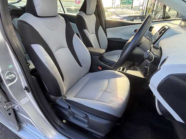 トヨタ プリウス S 宮城県 2019(令1)年 5.5万km シルバーM 登録時走行距離５４４８９ｋｍ/衝突被害軽減システム/バックカメラ/レーダークルーズコントロール/LEDオートライト/15インチアルミホイール/ドライブレコーダー/コーナーセンサー/ステアリングスイッチ/電動格納ウィンカーミラー/フォグランプ/純正フロアマット/スマートキー/ETC/レーンキープアシスト/パーキングアシスト/オートマッチクハイビーム/デジタルインナーミラー/横滑り防止装置/盗難防止装置/ABS/プリクラッシュセーフティー/クリアランスソナー/純正フロアマット/プッシュスタート/純正SDフルセグナビ/Bluetooth接続/SDサーバー/AM/FM/CD/DVD/Wミラー/ドアバイザー