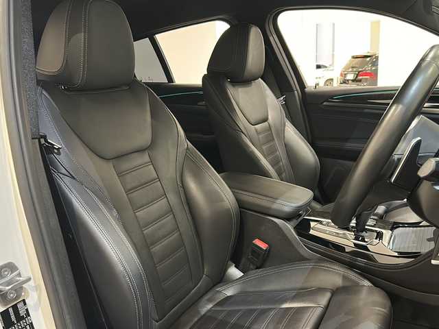 ＢＭＷ Ｘ４ xDrive 30i Mスポーツ 新潟県 2019(令1)年 4.8万km アルピンホワイトⅢ オプション/M ライト・アロイ・ホイール・ダブルスポーク・スタイリング/標準装備/ドライビング・アシスト・プラス/・アクティブクルーズコントロール/・ステアリング&レーン・コントロール・アシスト/・レーン・ディパーチャー・ウォーニング/純正ナビ/・Bluetooth/TV/FM/AM/AppleCarplay/360°カメラ/ヘッドアップディスプレイ/ブラインドスポットモニター/インテリジェントセーフティ/ヒル・ディセント・コントロール/アダプティブ・ヘッドライト/ハイビーム・アシスタント/電動フロント・シート（運転席メモリー機能付）/全席シートヒーター/ETC2.0