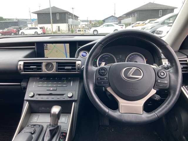 レクサス ＩＳ 300h 千葉県 2014(平26)年 7万km ソニックチタニウム 純正ナビ/CD/DVD/Bluetooth/フルセグTV/バックカメラ/ETC/ドライブレコーダー/ハーフレザーシート/前席パワーシート/前席シートヒーター/ステアリングヒーター/クルーズコントロール/パドルシフト/ブラインドスポットモニター/スペアキー/プッシュスタート/ステアリングスイッチ/純正アルミホイール/純正フロアマット/保証書・取扱説明書