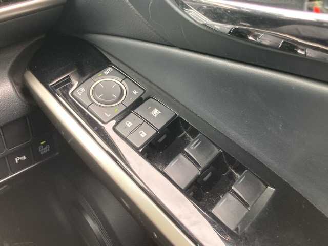 レクサス ＩＳ 300h 千葉県 2014(平26)年 7万km ソニックチタニウム 純正ナビ/CD/DVD/Bluetooth/フルセグTV/バックカメラ/ETC/ドライブレコーダー/ハーフレザーシート/前席パワーシート/前席シートヒーター/ステアリングヒーター/クルーズコントロール/パドルシフト/ブラインドスポットモニター/スペアキー/プッシュスタート/ステアリングスイッチ/純正アルミホイール/純正フロアマット/保証書・取扱説明書