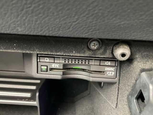 レクサス ＩＳ 300h 千葉県 2014(平26)年 7万km ソニックチタニウム 純正ナビ/CD/DVD/Bluetooth/フルセグTV/バックカメラ/ETC/ドライブレコーダー/ハーフレザーシート/前席パワーシート/前席シートヒーター/ステアリングヒーター/クルーズコントロール/パドルシフト/ブラインドスポットモニター/スペアキー/プッシュスタート/ステアリングスイッチ/純正アルミホイール/純正フロアマット/保証書・取扱説明書