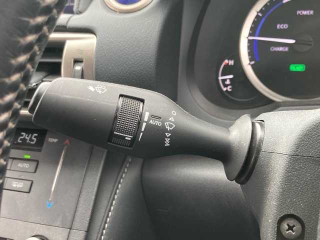 レクサス ＩＳ 300h 千葉県 2014(平26)年 7万km ソニックチタニウム 純正ナビ/CD/DVD/Bluetooth/フルセグTV/バックカメラ/ETC/ドライブレコーダー/ハーフレザーシート/前席パワーシート/前席シートヒーター/ステアリングヒーター/クルーズコントロール/パドルシフト/ブラインドスポットモニター/スペアキー/プッシュスタート/ステアリングスイッチ/純正アルミホイール/純正フロアマット/保証書・取扱説明書
