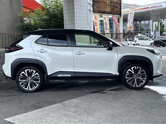 トヨタ ヤリスクロス ハイブリッド G 京都府 2022(令4)年 2万km ブラックマイカ/ホワイトパールクリスタルシャイン 2トーン ワンオーナー　/セーフティセンス　/プリクラッシュセーフティ/レーントレーディングアシスト/レーダークルーズコントロール/オートマチックハイビーム/純正ナビ　/フルセグＴＶ　/全方位カメラ　/禁煙車　/前後コーナーセンサー　/BSM　/スマートキー　/前後ドラレコ　/純正AW18インチ　/ウィンカーミラー　/アイドリングストップ/純正ビルトインETC/パーキングサポートブレーキ/リヤクロストラフィックアラート/ロードサインアシスト/パワーステアリング/パワーウィンドウ/Bluetooth/USB/横滑り防止/盗難防止装置/ダウンヒルアシストコントロール/Wサイドエアバッグ/カーテンエアバッグ/オートドアミラー/ステアリングスイッチ/オートホールド/保証書/記録簿/取扱説明書