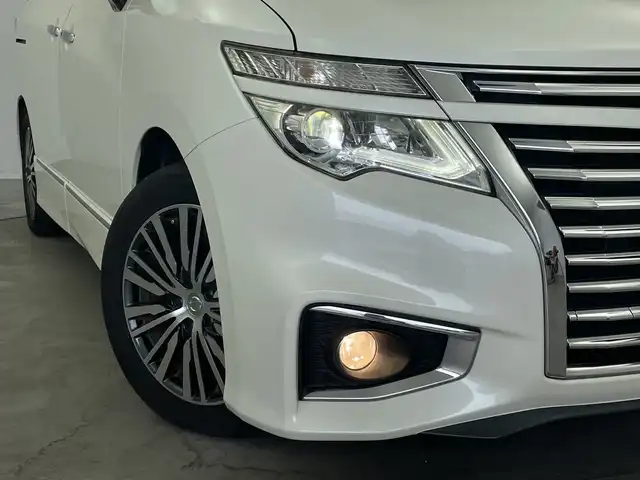 日産 エルグランド 250ハイウェイスターS 新潟県 2018(平30)年 3.8万km ブリリアントホワイトパール 純正9インチナビ MM518D-L/(フルセグ Bluetooth AM FM CD DVD Blueray SD iPod USB)/フリップダウンモニター/両側パワースライドドア/クルーズコントロール/ETC/AFS/キャプテンシート/オットマン/ドライブレコーダー/社外フロアマット/純正ドアバイザー/合皮ハーフレザーシート/LEDヘッドライト/オートライト/フロントフォグ/プッシュスタート/スマートキー/スペアキー/純正アルミホイール/取扱説明書/ダブルオートエアコン/ダブル+カーテンエアバッグ