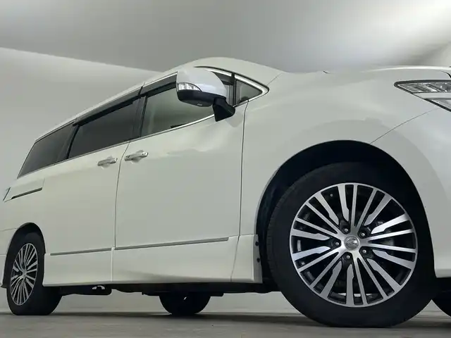 日産 エルグランド 250ハイウェイスターS 新潟県 2018(平30)年 3.8万km ブリリアントホワイトパール 純正9インチナビ MM518D-L/(フルセグ Bluetooth AM FM CD DVD Blueray SD iPod USB)/フリップダウンモニター/両側パワースライドドア/クルーズコントロール/ETC/AFS/キャプテンシート/オットマン/ドライブレコーダー/社外フロアマット/純正ドアバイザー/合皮ハーフレザーシート/LEDヘッドライト/オートライト/フロントフォグ/プッシュスタート/スマートキー/スペアキー/純正アルミホイール/取扱説明書/ダブルオートエアコン/ダブル+カーテンエアバッグ