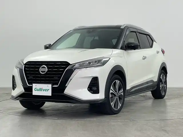 日産 キックス X 群馬県 2020(令2)年 5.5万km ブリリアントホワイトパール/ピュアブラック 2トーン 純正９型ナビ　アダプティブクルーズコントロール　全周囲カメラ　純正ドライブレコーダー　ビルトインＥＴＣ　ハーフレザー　衝突被害軽減ブレーキ　レーンキープアシスト　コーナーセンサー　スマートキー　禁煙車
