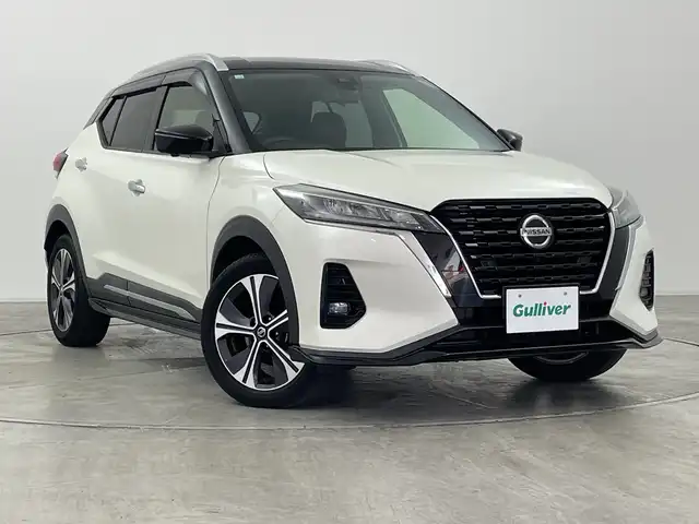 日産 キックス X 群馬県 2020(令2)年 5.5万km ブリリアントホワイトパール/ピュアブラック 2トーン 純正９型ナビ　アダプティブクルーズコントロール　全周囲カメラ　純正ドライブレコーダー　ビルトインＥＴＣ　ハーフレザー　衝突被害軽減ブレーキ　レーンキープアシスト　コーナーセンサー　スマートキー　禁煙車