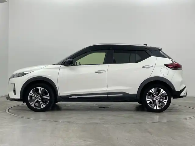 日産 キックス X 群馬県 2020(令2)年 5.5万km ブリリアントホワイトパール/ピュアブラック 2トーン 純正９型ナビ　アダプティブクルーズコントロール　全周囲カメラ　純正ドライブレコーダー　ビルトインＥＴＣ　ハーフレザー　衝突被害軽減ブレーキ　レーンキープアシスト　コーナーセンサー　スマートキー　禁煙車