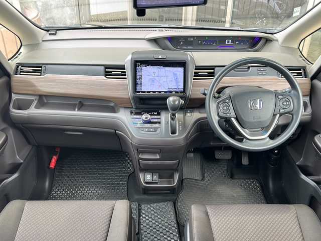 ホンダ フリード G 静岡県 2023(令5)年 2.5万km フィヨルドミストパール 純正9インチプレミアムインターナビ/ ・フルセグTV/DVD再生/ ・Bluetooth/HDMI/USB/両側パワースライドドア/ホンダセンシング/ ・衝突軽減ブレーキ(対車両/対歩行者)/ ・アダプティブクルーズコントロール/ ・歩行者事故低減ステアリング/ ・誤発進抑制機能(前方/後方)   etc.../前席シートヒーター/コンフォートビューパッケージ/バックカメラ/ステアリングスイッチ/LEDヘッドライト/アクティブコーナーリングランプ/社外ミラー型前後ドライブレコーダー/カーボン調ドアハンドルカバー/ビルトインETC2.0