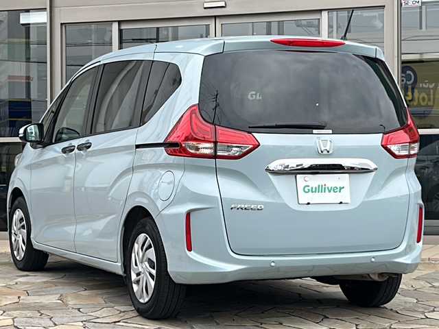 ホンダ フリード G 静岡県 2023(令5)年 2.5万km フィヨルドミストパール 純正9インチプレミアムインターナビ/ ・フルセグTV/DVD再生/ ・Bluetooth/HDMI/USB/両側パワースライドドア/ホンダセンシング/ ・衝突軽減ブレーキ(対車両/対歩行者)/ ・アダプティブクルーズコントロール/ ・歩行者事故低減ステアリング/ ・誤発進抑制機能(前方/後方)   etc.../前席シートヒーター/コンフォートビューパッケージ/バックカメラ/ステアリングスイッチ/LEDヘッドライト/アクティブコーナーリングランプ/社外ミラー型前後ドライブレコーダー/カーボン調ドアハンドルカバー/ビルトインETC2.0