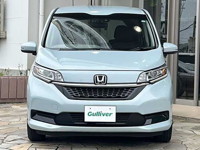 ホンダ フリード G 静岡県 2023(令5)年 2.5万km フィヨルドミストパール 純正9インチプレミアムインターナビ/ ・フルセグTV/DVD再生/ ・Bluetooth/HDMI/USB/両側パワースライドドア/ホンダセンシング/ ・衝突軽減ブレーキ(対車両/対歩行者)/ ・アダプティブクルーズコントロール/ ・歩行者事故低減ステアリング/ ・誤発進抑制機能(前方/後方)   etc.../前席シートヒーター/コンフォートビューパッケージ/バックカメラ/ステアリングスイッチ/LEDヘッドライト/アクティブコーナーリングランプ/社外ミラー型前後ドライブレコーダー/カーボン調ドアハンドルカバー/ビルトインETC2.0