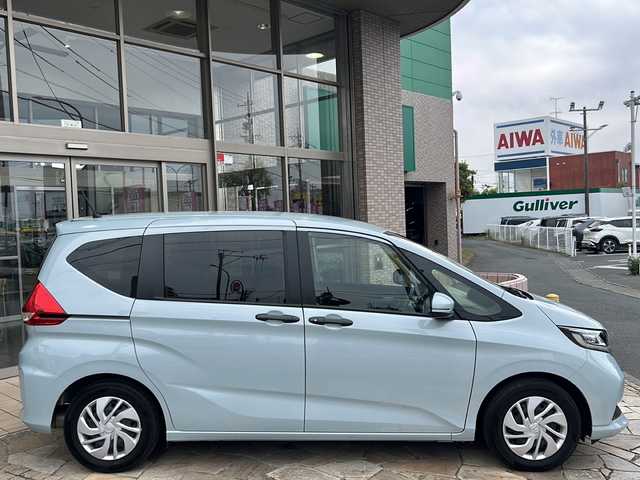 ホンダ フリード G 静岡県 2023(令5)年 2.5万km フィヨルドミストパール 純正9インチプレミアムインターナビ/ ・フルセグTV/DVD再生/ ・Bluetooth/HDMI/USB/両側パワースライドドア/ホンダセンシング/ ・衝突軽減ブレーキ(対車両/対歩行者)/ ・アダプティブクルーズコントロール/ ・歩行者事故低減ステアリング/ ・誤発進抑制機能(前方/後方)   etc.../前席シートヒーター/コンフォートビューパッケージ/バックカメラ/ステアリングスイッチ/LEDヘッドライト/アクティブコーナーリングランプ/社外ミラー型前後ドライブレコーダー/カーボン調ドアハンドルカバー/ビルトインETC2.0