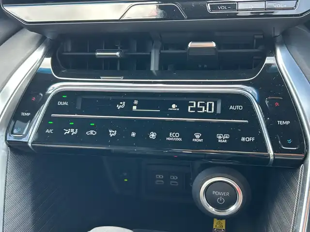 トヨタ ハリアー ハイブリッド Z レザーパッケージ 千葉県 2024(令6)年 1万km プラチナホワイトパールマイカ 純正12.3型ディスプレイオーディオ/(フルセグ/AM/FM/Bluetooth)/JBLプレミアムサウンド/トヨタセーフティーセンス/デジタルインナーミラー/バックカメラ/衝突被害軽減システム/車線逸脱警報/クルーズコントロール/レザーシート/両側パワースライドドア/ハンズフリーオートスライドドア/横滑り防止装置/ETC/アイドリングストップ/LEDヘッドライト/フォグランプ/オートライト/ウィンカーミラー/電動格納ミラー/純正19インチAW/シートヒーター/エアシート/シートリフター/ステアリングヒーター/禁煙車/プッシュスタート/スマートキー/フロアマット/ドアバイザー