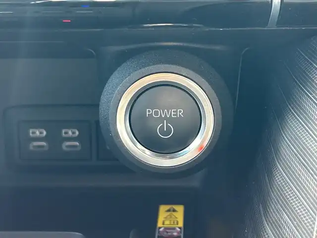 トヨタ ハリアー ハイブリッド Z レザーパッケージ 千葉県 2024(令6)年 1万km プラチナホワイトパールマイカ 純正12.3型ディスプレイオーディオ/(フルセグ/AM/FM/Bluetooth)/JBLプレミアムサウンド/トヨタセーフティーセンス/デジタルインナーミラー/バックカメラ/衝突被害軽減システム/車線逸脱警報/クルーズコントロール/レザーシート/両側パワースライドドア/ハンズフリーオートスライドドア/横滑り防止装置/ETC/アイドリングストップ/LEDヘッドライト/フォグランプ/オートライト/ウィンカーミラー/電動格納ミラー/純正19インチAW/シートヒーター/エアシート/シートリフター/ステアリングヒーター/禁煙車/プッシュスタート/スマートキー/フロアマット/ドアバイザー