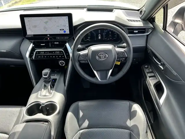 トヨタ ハリアー ハイブリッド Z レザーパッケージ 千葉県 2024(令6)年 1万km プラチナホワイトパールマイカ 純正12.3型ディスプレイオーディオ/(フルセグ/AM/FM/Bluetooth)/JBLプレミアムサウンド/トヨタセーフティーセンス/デジタルインナーミラー/バックカメラ/衝突被害軽減システム/車線逸脱警報/クルーズコントロール/レザーシート/両側パワースライドドア/ハンズフリーオートスライドドア/横滑り防止装置/ETC/アイドリングストップ/LEDヘッドライト/フォグランプ/オートライト/ウィンカーミラー/電動格納ミラー/純正19インチAW/シートヒーター/エアシート/シートリフター/ステアリングヒーター/禁煙車/プッシュスタート/スマートキー/フロアマット/ドアバイザー