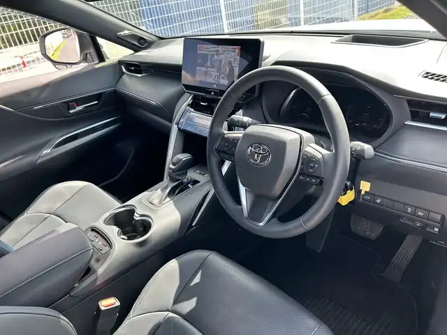 トヨタ ハリアー ハイブリッド Z レザーパッケージ 千葉県 2024(令6)年 1万km プラチナホワイトパールマイカ 純正12.3型ディスプレイオーディオ/(フルセグ/AM/FM/Bluetooth)/JBLプレミアムサウンド/トヨタセーフティーセンス/デジタルインナーミラー/バックカメラ/衝突被害軽減システム/車線逸脱警報/クルーズコントロール/レザーシート/両側パワースライドドア/ハンズフリーオートスライドドア/横滑り防止装置/ETC/アイドリングストップ/LEDヘッドライト/フォグランプ/オートライト/ウィンカーミラー/電動格納ミラー/純正19インチAW/シートヒーター/エアシート/シートリフター/ステアリングヒーター/禁煙車/プッシュスタート/スマートキー/フロアマット/ドアバイザー