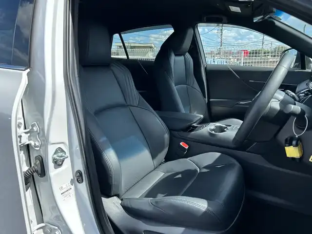 トヨタ ハリアー ハイブリッド Z レザーパッケージ 千葉県 2024(令6)年 1万km プラチナホワイトパールマイカ 純正12.3型ディスプレイオーディオ/(フルセグ/AM/FM/Bluetooth)/JBLプレミアムサウンド/トヨタセーフティーセンス/デジタルインナーミラー/バックカメラ/衝突被害軽減システム/車線逸脱警報/クルーズコントロール/レザーシート/両側パワースライドドア/ハンズフリーオートスライドドア/横滑り防止装置/ETC/アイドリングストップ/LEDヘッドライト/フォグランプ/オートライト/ウィンカーミラー/電動格納ミラー/純正19インチAW/シートヒーター/エアシート/シートリフター/ステアリングヒーター/禁煙車/プッシュスタート/スマートキー/フロアマット/ドアバイザー