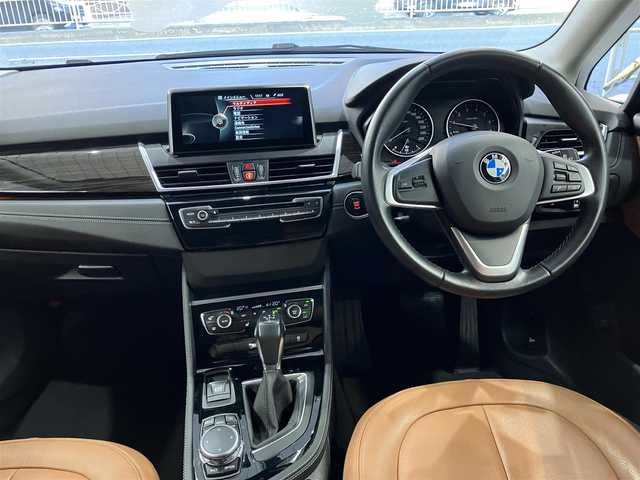 ＢＭＷ ２１８ｉ アクティブツアラー ラグジュアリー 東京都 2015(平27)年 4.4万km 紺 アクテゥブツアラーラグジャアリー/茶レザーシート/シートメモリー/電動シート/ヒーター/純正ナビゲーション/Bカメラ/ドライブレコーダー（前後）/ETC/フォグランプ（前後）/リアスポイラー/パワーバックドア/スポーツモード機能/SYNC （左右温度調整機能）/ドライビングアシスト/・レーンディパーチャーウォーニング/・前車接近警告機能/・衝突回避被害軽減ブレーキ/純正アルミホイール16インチ/純正フロアマット/メーカー保証書/取扱説明書/点検整備記録簿/・H27282931年R12345年/スマートキー