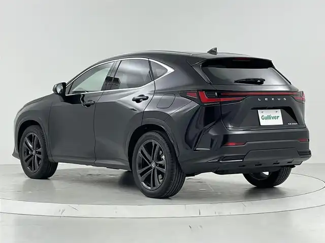 レクサス ＮＸ 350h バージョンL 大阪府 2023(令5)年 1.3万km グラファイトブラックガラスフレーク Lexus Safety System＋/　・プリクラッシュセーフティ　PCS/　・レーントレーシングアシスト　LTA/　・レーンディパーチャーアラート　LDA/　・レーダークルーズコントロール(全車速追従機能付き)/　・オートマチックハイビーム　AHB/　・ロードサインアシスト　RSA/　・ドライバー異常システム/　・フロントトラフィックアラート　FTA/　・発信遅れ告知機能/アドバンストパーク/純正14インチナビ/　Bluetooth/AM/FM/フルセグTV/パノラミックビューモニター/バックカメラ/サイドカメラ/フロントカメラ/デジタルインナーミラー/パノラマルーフ/三眼フルLEDヘッドライト/オートライト/フォグランプ/レザーシート茶/運転席ポジションメモリー付パワーシート/シートヒーター/シートクーラー/パーキングサポートブレーキ　PSB/ブラインドスポットモニター　BSM/スマートキー/パドルシフト/ビルトインETC2.0