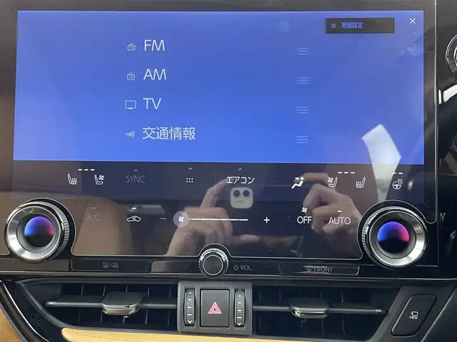 レクサス ＮＸ 350h バージョンL 大阪府 2023(令5)年 1.3万km グラファイトブラックガラスフレーク Lexus Safety System＋/　・プリクラッシュセーフティ　PCS/　・レーントレーシングアシスト　LTA/　・レーンディパーチャーアラート　LDA/　・レーダークルーズコントロール(全車速追従機能付き)/　・オートマチックハイビーム　AHB/　・ロードサインアシスト　RSA/　・ドライバー異常システム/　・フロントトラフィックアラート　FTA/　・発信遅れ告知機能/アドバンストパーク/純正14インチナビ/　Bluetooth/AM/FM/フルセグTV/パノラミックビューモニター/バックカメラ/サイドカメラ/フロントカメラ/デジタルインナーミラー/パノラマルーフ/三眼フルLEDヘッドライト/オートライト/フォグランプ/レザーシート茶/運転席ポジションメモリー付パワーシート/シートヒーター/シートクーラー/パーキングサポートブレーキ　PSB/ブラインドスポットモニター　BSM/スマートキー/パドルシフト/ビルトインETC2.0