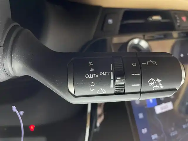 レクサス ＮＸ 350h バージョンL 大阪府 2023(令5)年 1.3万km グラファイトブラックガラスフレーク Lexus Safety System＋/　・プリクラッシュセーフティ　PCS/　・レーントレーシングアシスト　LTA/　・レーンディパーチャーアラート　LDA/　・レーダークルーズコントロール(全車速追従機能付き)/　・オートマチックハイビーム　AHB/　・ロードサインアシスト　RSA/　・ドライバー異常システム/　・フロントトラフィックアラート　FTA/　・発信遅れ告知機能/アドバンストパーク/純正14インチナビ/　Bluetooth/AM/FM/フルセグTV/パノラミックビューモニター/バックカメラ/サイドカメラ/フロントカメラ/デジタルインナーミラー/パノラマルーフ/三眼フルLEDヘッドライト/オートライト/フォグランプ/レザーシート茶/運転席ポジションメモリー付パワーシート/シートヒーター/シートクーラー/パーキングサポートブレーキ　PSB/ブラインドスポットモニター　BSM/スマートキー/パドルシフト/ビルトインETC2.0