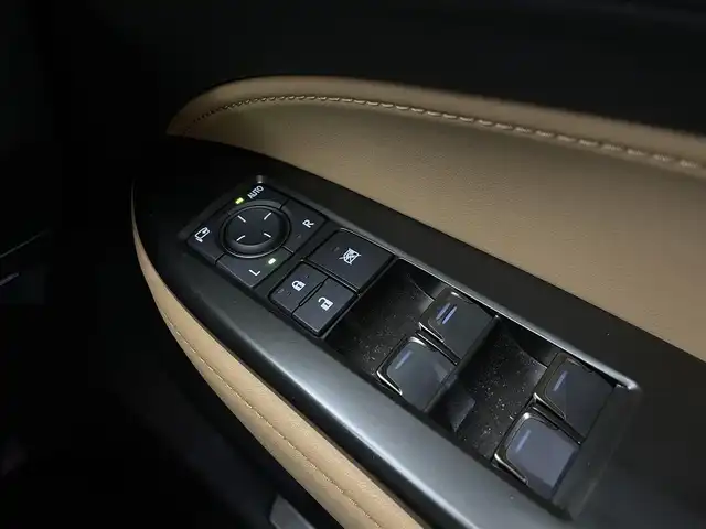 レクサス ＮＸ 350h バージョンL 大阪府 2023(令5)年 1.3万km グラファイトブラックガラスフレーク Lexus Safety System＋/　・プリクラッシュセーフティ　PCS/　・レーントレーシングアシスト　LTA/　・レーンディパーチャーアラート　LDA/　・レーダークルーズコントロール(全車速追従機能付き)/　・オートマチックハイビーム　AHB/　・ロードサインアシスト　RSA/　・ドライバー異常システム/　・フロントトラフィックアラート　FTA/　・発信遅れ告知機能/アドバンストパーク/純正14インチナビ/　Bluetooth/AM/FM/フルセグTV/パノラミックビューモニター/バックカメラ/サイドカメラ/フロントカメラ/デジタルインナーミラー/パノラマルーフ/三眼フルLEDヘッドライト/オートライト/フォグランプ/レザーシート茶/運転席ポジションメモリー付パワーシート/シートヒーター/シートクーラー/パーキングサポートブレーキ　PSB/ブラインドスポットモニター　BSM/スマートキー/パドルシフト/ビルトインETC2.0