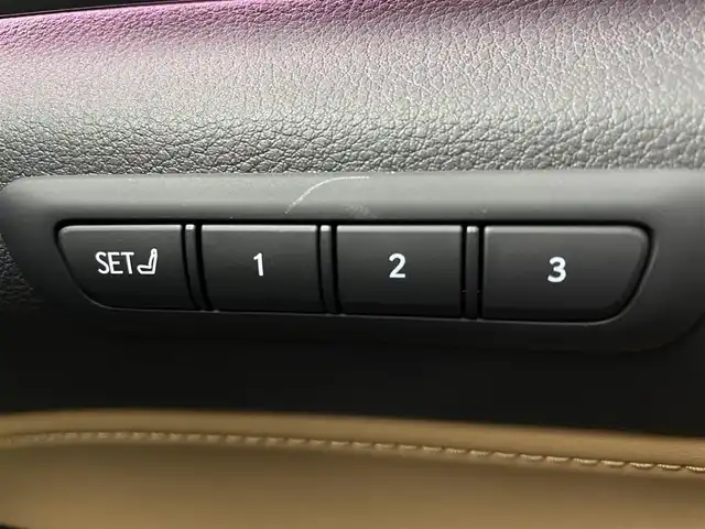 レクサス ＮＸ 350h バージョンL 大阪府 2023(令5)年 1.3万km グラファイトブラックガラスフレーク Lexus Safety System＋/　・プリクラッシュセーフティ　PCS/　・レーントレーシングアシスト　LTA/　・レーンディパーチャーアラート　LDA/　・レーダークルーズコントロール(全車速追従機能付き)/　・オートマチックハイビーム　AHB/　・ロードサインアシスト　RSA/　・ドライバー異常システム/　・フロントトラフィックアラート　FTA/　・発信遅れ告知機能/アドバンストパーク/純正14インチナビ/　Bluetooth/AM/FM/フルセグTV/パノラミックビューモニター/バックカメラ/サイドカメラ/フロントカメラ/デジタルインナーミラー/パノラマルーフ/三眼フルLEDヘッドライト/オートライト/フォグランプ/レザーシート茶/運転席ポジションメモリー付パワーシート/シートヒーター/シートクーラー/パーキングサポートブレーキ　PSB/ブラインドスポットモニター　BSM/スマートキー/パドルシフト/ビルトインETC2.0