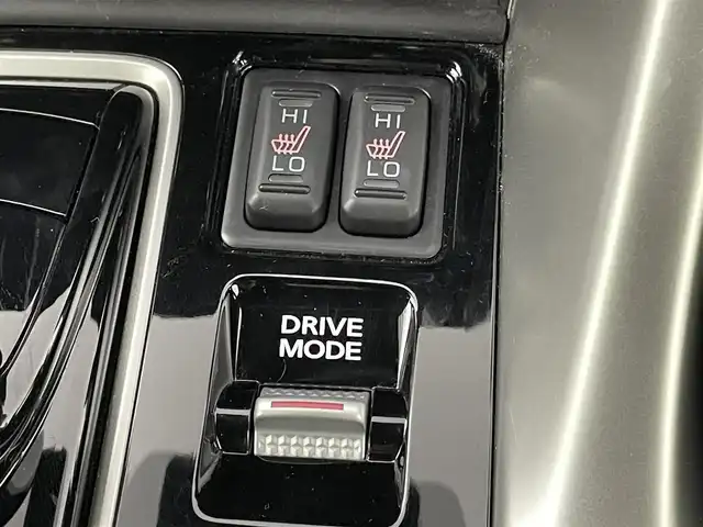 三菱 エクリプス クロス ＰＨＥＶ P 埼玉県 2022(令4)年 0.8万km ホワイトダイヤモンド 純正ナビ/・スマートフォン連携ナビゲーション/・Bluetoothオーディオ/USBオーディオ/フルセグTV/・Apple CarPlay/AndroidAuto/マルチアラウンドモニター/マイパイロット/・レーダークルーズコントロール/パワーシート（運転席）/シートヒーター（前席）/ブラインドスポットモニター/ヘッドアップディスプレイ/スペアキー1本