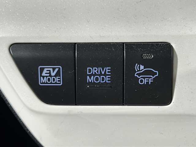 トヨタ プリウス A ツーリングセレクション 沖縄県 2017(平29)年 5.6万km スティールブロンドM 禁煙車/ワンオーナー/純正ナビ（NSZT-W66T）/　フルセグ Bluetooth DVD再生 CD/純正ドライブレコーダー/プリクラッシュセーフティ/レーダークルーズコントロール/ブラインドスポットモニター/ヘッドアップディスプレイ/オートマチックハイビーム/オートLEDヘッドライト/バックカメラ/レザーシート/前席シートヒーター/革巻きステアリング/ステアリングスイッチ/プッシュスタート/スマートキー/純正フロアマット/ドアバイザー/純正アルミホイール