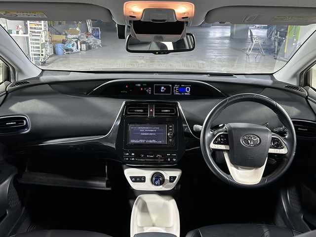 トヨタ プリウス A ツーリングセレクション 沖縄県 2017(平29)年 5.6万km スティールブロンドM 禁煙車/ワンオーナー/純正ナビ（NSZT-W66T）/　フルセグ Bluetooth DVD再生 CD/純正ドライブレコーダー/プリクラッシュセーフティ/レーダークルーズコントロール/ブラインドスポットモニター/ヘッドアップディスプレイ/オートマチックハイビーム/オートLEDヘッドライト/バックカメラ/レザーシート/前席シートヒーター/革巻きステアリング/ステアリングスイッチ/プッシュスタート/スマートキー/純正フロアマット/ドアバイザー/純正アルミホイール