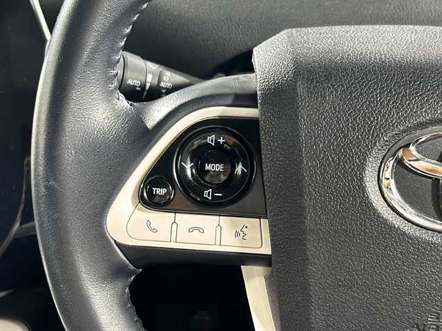 トヨタ プリウス A ツーリングセレクション 沖縄県 2017(平29)年 5.6万km スティールブロンドM 禁煙車/ワンオーナー/純正ナビ（NSZT-W66T）/　フルセグ Bluetooth DVD再生 CD/純正ドライブレコーダー/プリクラッシュセーフティ/レーダークルーズコントロール/ブラインドスポットモニター/ヘッドアップディスプレイ/オートマチックハイビーム/オートLEDヘッドライト/バックカメラ/レザーシート/前席シートヒーター/革巻きステアリング/ステアリングスイッチ/プッシュスタート/スマートキー/純正フロアマット/ドアバイザー/純正アルミホイール