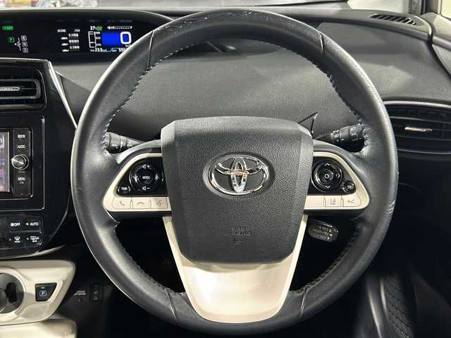 トヨタ プリウス A ツーリングセレクション 沖縄県 2017(平29)年 5.6万km スティールブロンドM 禁煙車/ワンオーナー/純正ナビ（NSZT-W66T）/　フルセグ Bluetooth DVD再生 CD/純正ドライブレコーダー/プリクラッシュセーフティ/レーダークルーズコントロール/ブラインドスポットモニター/ヘッドアップディスプレイ/オートマチックハイビーム/オートLEDヘッドライト/バックカメラ/レザーシート/前席シートヒーター/革巻きステアリング/ステアリングスイッチ/プッシュスタート/スマートキー/純正フロアマット/ドアバイザー/純正アルミホイール