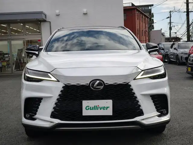 レクサス ＲＸ 350 Fスポーツ 熊本県 2024(令6)年 1万km ホワイトノーヴァガラスフレーク ワンオーナー/パノラマムーンルーフ/純正ディスプレイオーディオナビ/【フルセグTV/BT/USB/HDMI】/全方位カメラ/デジタルインナーミラー/レクサスセーフティシステム/ブラインドスポットモニター/ヘッドアップディスプレイ/ナビ連動型前後ドライブレコーダー/革シート/D/Nパワーシート/D席メモリシート/シートヒーター/エアシート/後席シートヒーター/エアシート/革巻きステアリング/ステアリングリモコン/ステアリングヒーター/パドルシフト/パワーバックドア/ビルトインETC2.0/置くだけ充電/電動パーキング/保証書/スペアキー