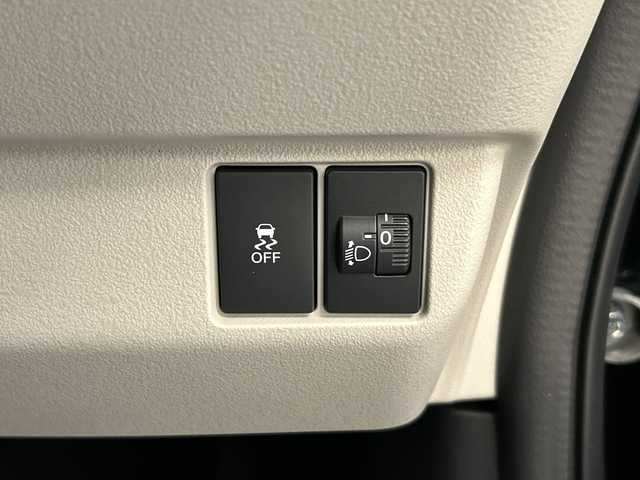 ホンダ Ｎ ＢＯＸ 岐阜県 2024(令6)年 0.4万km クリスタルブラックパール ホンダセンシング/衝突軽減ブレーキ（CMBS）/先行車発進お知らせ機能/歩行者事故低減ステアリング/路外逸脱抑制機能/標識認識機能/アダプティブクルーズコントロール（ACC）/車線維持支援システム（LKAS）/急アクセル抑制機能/近距離衝突軽減ブレーキ/誤発進抑制機能/後方誤発進抑制機能/パーキングセンサーシステム/ナビ装着用スペシャルパッケージ/ギャザズディスプレイ/Apple CarPlay/Android Auto/Bluetooth/HDMI/バックモニター/オートハイビーム/前席シートヒータ―/両側パワースライドドア/シートバックテーブル(運転席＆助手席)/オートリトラミラー/左右独立式リアセンターアームレスト/リアサンシェード/電子パーキング/LEDヘッドライト/オートライト/保証書/取扱説明書/スペアキー