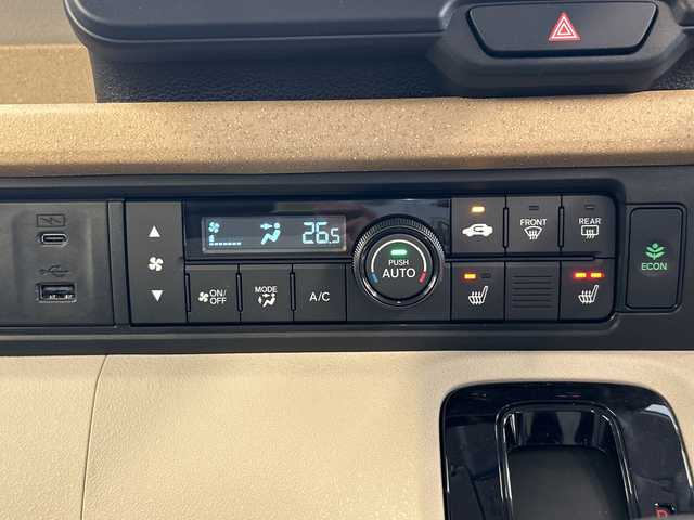 ホンダ Ｎ ＢＯＸ 岐阜県 2024(令6)年 0.4万km クリスタルブラックパール ホンダセンシング/衝突軽減ブレーキ（CMBS）/先行車発進お知らせ機能/歩行者事故低減ステアリング/路外逸脱抑制機能/標識認識機能/アダプティブクルーズコントロール（ACC）/車線維持支援システム（LKAS）/急アクセル抑制機能/近距離衝突軽減ブレーキ/誤発進抑制機能/後方誤発進抑制機能/パーキングセンサーシステム/ナビ装着用スペシャルパッケージ/ギャザズディスプレイ/Apple CarPlay/Android Auto/Bluetooth/HDMI/バックモニター/オートハイビーム/前席シートヒータ―/両側パワースライドドア/シートバックテーブル(運転席＆助手席)/オートリトラミラー/左右独立式リアセンターアームレスト/リアサンシェード/電子パーキング/LEDヘッドライト/オートライト/保証書/取扱説明書/スペアキー