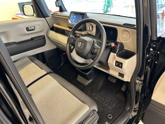 ホンダ Ｎ ＢＯＸ 岐阜県 2024(令6)年 0.4万km クリスタルブラックパール ホンダセンシング/衝突軽減ブレーキ（CMBS）/先行車発進お知らせ機能/歩行者事故低減ステアリング/路外逸脱抑制機能/標識認識機能/アダプティブクルーズコントロール（ACC）/車線維持支援システム（LKAS）/急アクセル抑制機能/近距離衝突軽減ブレーキ/誤発進抑制機能/後方誤発進抑制機能/パーキングセンサーシステム/ナビ装着用スペシャルパッケージ/ギャザズディスプレイ/Apple CarPlay/Android Auto/Bluetooth/HDMI/バックモニター/オートハイビーム/前席シートヒータ―/両側パワースライドドア/シートバックテーブル(運転席＆助手席)/オートリトラミラー/左右独立式リアセンターアームレスト/リアサンシェード/電子パーキング/LEDヘッドライト/オートライト/保証書/取扱説明書/スペアキー