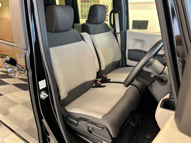 ホンダ Ｎ ＢＯＸ 岐阜県 2024(令6)年 0.4万km クリスタルブラックパール ホンダセンシング/衝突軽減ブレーキ（CMBS）/先行車発進お知らせ機能/歩行者事故低減ステアリング/路外逸脱抑制機能/標識認識機能/アダプティブクルーズコントロール（ACC）/車線維持支援システム（LKAS）/急アクセル抑制機能/近距離衝突軽減ブレーキ/誤発進抑制機能/後方誤発進抑制機能/パーキングセンサーシステム/ナビ装着用スペシャルパッケージ/ギャザズディスプレイ/Apple CarPlay/Android Auto/Bluetooth/HDMI/バックモニター/オートハイビーム/前席シートヒータ―/両側パワースライドドア/シートバックテーブル(運転席＆助手席)/オートリトラミラー/左右独立式リアセンターアームレスト/リアサンシェード/電子パーキング/LEDヘッドライト/オートライト/保証書/取扱説明書/スペアキー