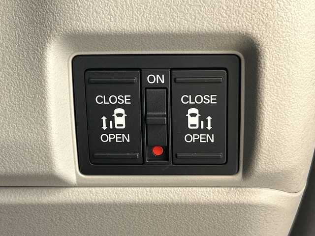 ホンダ Ｎ ＢＯＸ 岐阜県 2024(令6)年 0.4万km クリスタルブラックパール ホンダセンシング/衝突軽減ブレーキ（CMBS）/先行車発進お知らせ機能/歩行者事故低減ステアリング/路外逸脱抑制機能/標識認識機能/アダプティブクルーズコントロール（ACC）/車線維持支援システム（LKAS）/急アクセル抑制機能/近距離衝突軽減ブレーキ/誤発進抑制機能/後方誤発進抑制機能/パーキングセンサーシステム/ナビ装着用スペシャルパッケージ/ギャザズディスプレイ/Apple CarPlay/Android Auto/Bluetooth/HDMI/バックモニター/オートハイビーム/前席シートヒータ―/両側パワースライドドア/シートバックテーブル(運転席＆助手席)/オートリトラミラー/左右独立式リアセンターアームレスト/リアサンシェード/電子パーキング/LEDヘッドライト/オートライト/保証書/取扱説明書/スペアキー