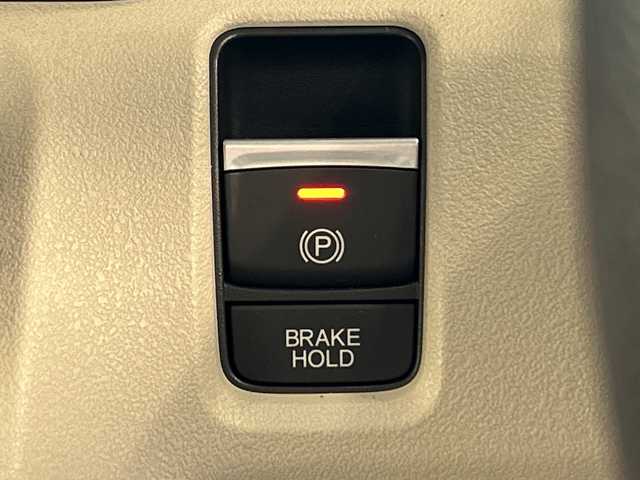 ホンダ Ｎ ＢＯＸ 岐阜県 2024(令6)年 0.4万km クリスタルブラックパール ホンダセンシング/衝突軽減ブレーキ（CMBS）/先行車発進お知らせ機能/歩行者事故低減ステアリング/路外逸脱抑制機能/標識認識機能/アダプティブクルーズコントロール（ACC）/車線維持支援システム（LKAS）/急アクセル抑制機能/近距離衝突軽減ブレーキ/誤発進抑制機能/後方誤発進抑制機能/パーキングセンサーシステム/ナビ装着用スペシャルパッケージ/ギャザズディスプレイ/Apple CarPlay/Android Auto/Bluetooth/HDMI/バックモニター/オートハイビーム/前席シートヒータ―/両側パワースライドドア/シートバックテーブル(運転席＆助手席)/オートリトラミラー/左右独立式リアセンターアームレスト/リアサンシェード/電子パーキング/LEDヘッドライト/オートライト/保証書/取扱説明書/スペアキー