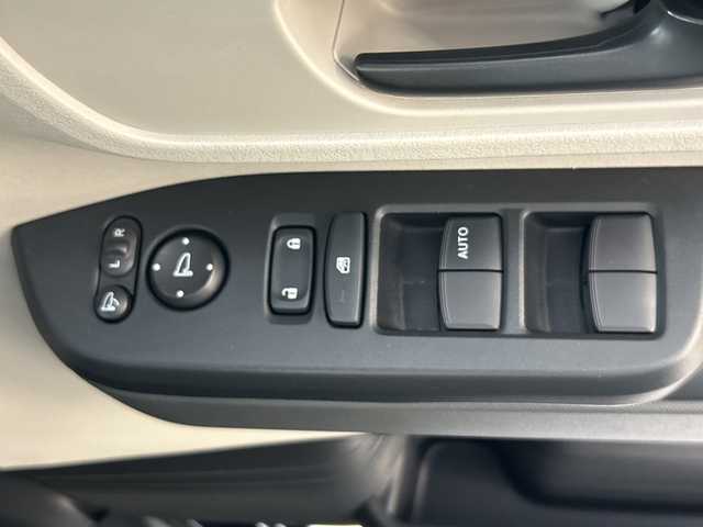 ホンダ Ｎ ＢＯＸ 岐阜県 2024(令6)年 0.4万km クリスタルブラックパール ホンダセンシング/衝突軽減ブレーキ（CMBS）/先行車発進お知らせ機能/歩行者事故低減ステアリング/路外逸脱抑制機能/標識認識機能/アダプティブクルーズコントロール（ACC）/車線維持支援システム（LKAS）/急アクセル抑制機能/近距離衝突軽減ブレーキ/誤発進抑制機能/後方誤発進抑制機能/パーキングセンサーシステム/ナビ装着用スペシャルパッケージ/ギャザズディスプレイ/Apple CarPlay/Android Auto/Bluetooth/HDMI/バックモニター/オートハイビーム/前席シートヒータ―/両側パワースライドドア/シートバックテーブル(運転席＆助手席)/オートリトラミラー/左右独立式リアセンターアームレスト/リアサンシェード/電子パーキング/LEDヘッドライト/オートライト/保証書/取扱説明書/スペアキー