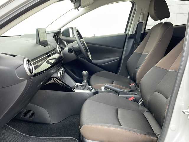 マツダ マツダ２ 15S プロアクティブ 神奈川県 2023(令5)年 1.8万km プラチナクォーツメタリック ワンオーナー/6速MT/純正ナビ(USB/BT/アップルカープレイ/アンドロイドオート)/バックカメラ/スマートシティブレーキサポート/車線逸脱警報システム/横滑り防止装置/パーキングセンサー/ブラインドスポットモニター/D/N席シートヒーター/ETC/オートライト/純正フロアマット/保証書/取扱説明書